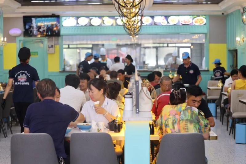 6月25日,岳普湖县某特色拌面抓饭店高朋满座。喀什地区融媒体中心 记者陈文军 摄 6月25日,岳普湖县某特色拌面抓饭店高朋满座。喀什地区融媒体中心 记者陈文军 摄