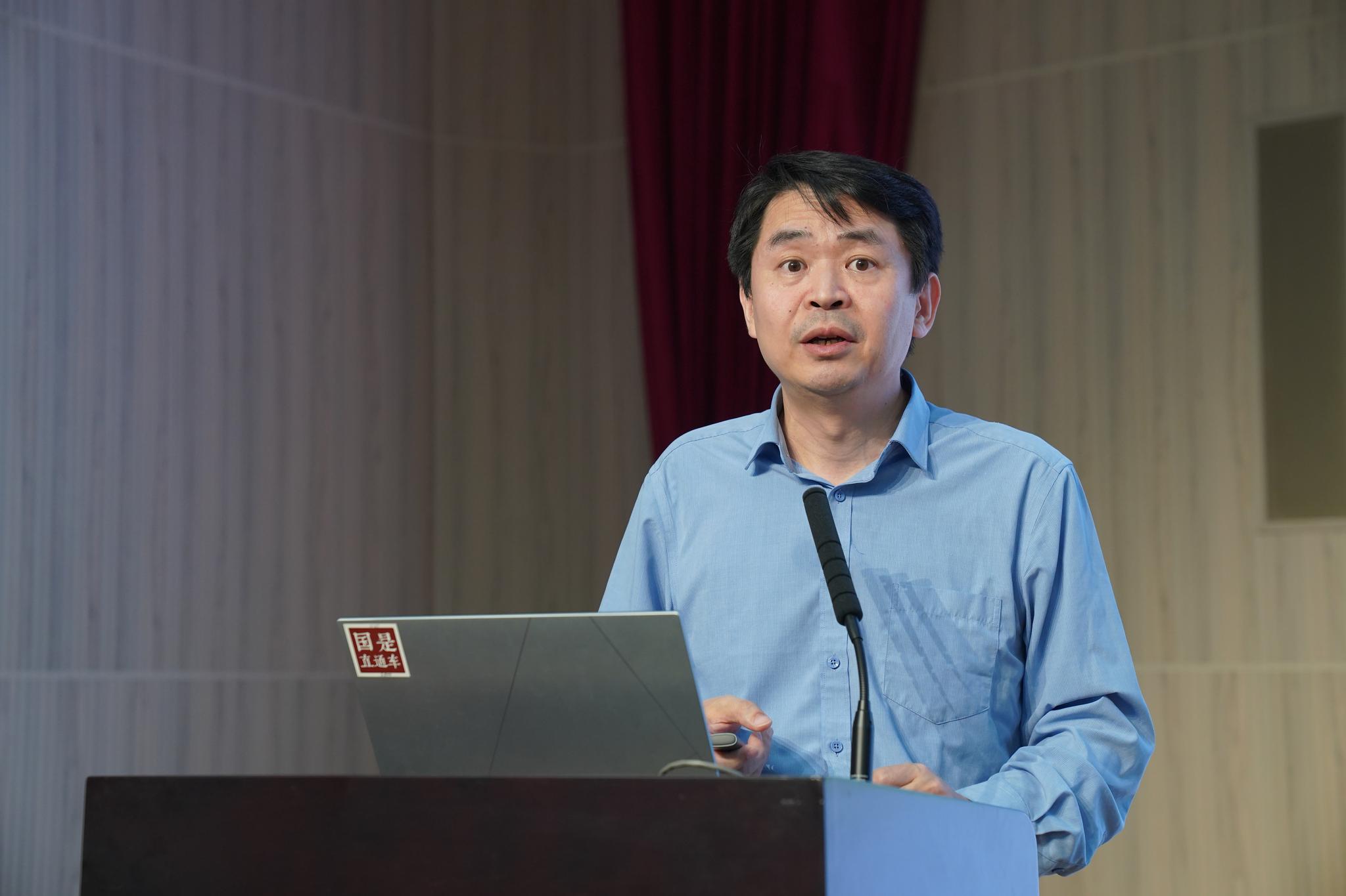 7月4日,中关村储能产业技术联盟常务副理事长俞振华在会上发言。国是直通车 赵斌 摄 7月4日,中关村储能产业技术联盟常务副理事长俞振华在会上发言。国是直通车 赵斌 摄