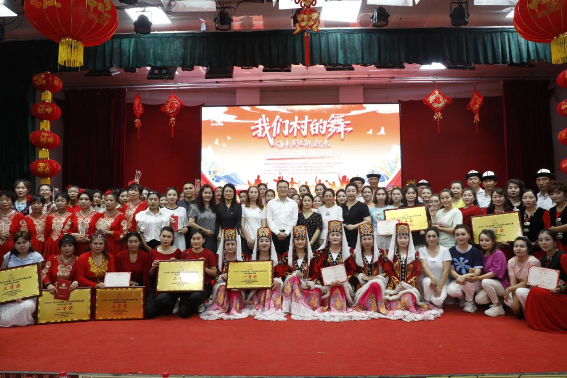 图为:合影留念。摄影:于赛克·阿布力 图为:合影留念。摄影:于赛克·阿布力