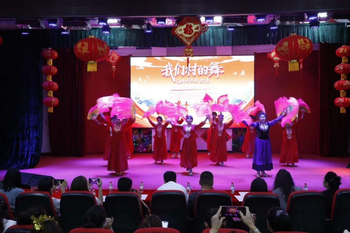 (图为:为群众献上精彩舞蹈。摄影:于赛克·阿布力)
(图为:为群众献上精彩舞蹈。摄影:于赛克·阿布力) (图为:为群众献上精彩舞蹈。摄影:于赛克·阿布力)
(图为:为群众献上精彩舞蹈。摄影:于赛克·阿布力)