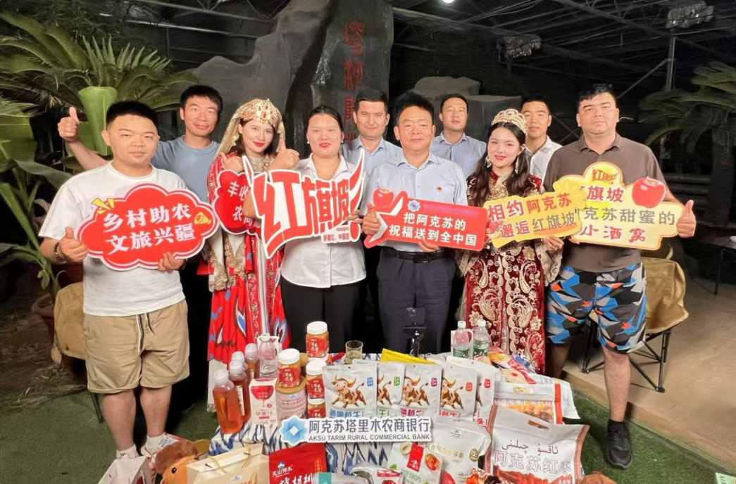 图为该行为阿克苏红旗坡农牧投公司开展公益助农直播带货。尼佳提·图尔洪 摄 图为该行为阿克苏红旗坡农牧投公司开展公益助农直播带货。尼佳提·图尔洪 摄
