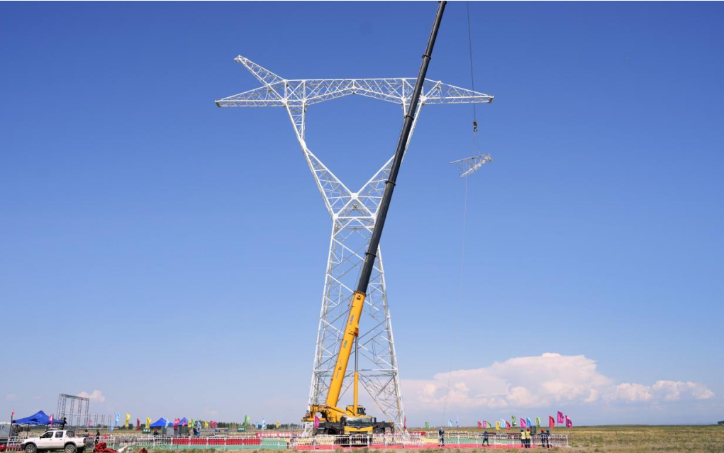 7月8日,塔额—克拉玛依750千伏线路工程首基铁塔组立。马元 摄 7月8日,塔额—克拉玛依750千伏线路工程首基铁塔组立。马元 摄