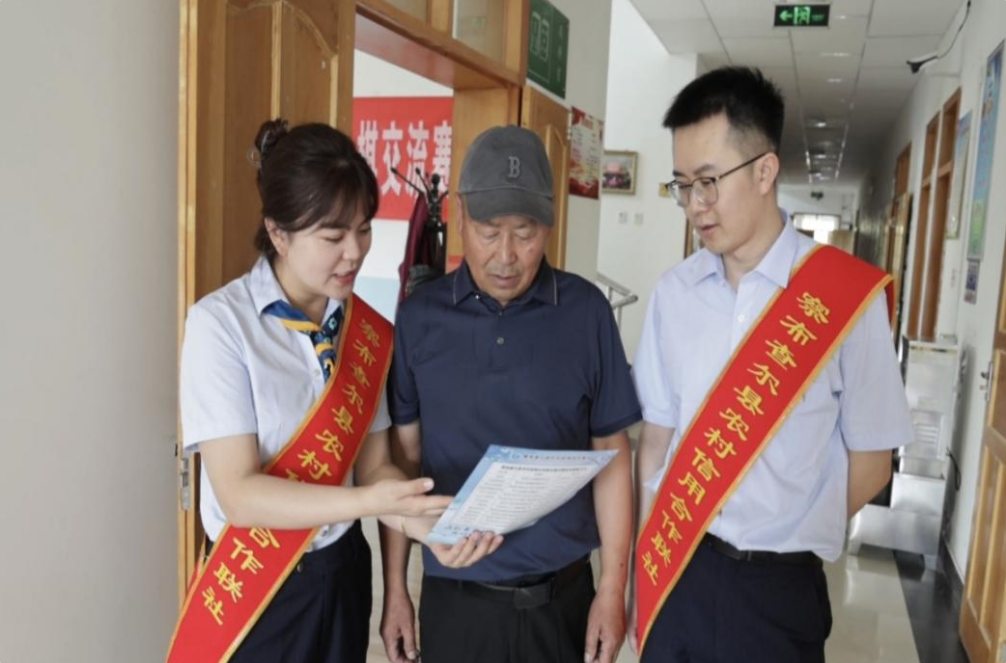 图为察布查尔县农信社宣传小分队为老年人讲解反诈知识。 马梦燕 摄 图为察布查尔县农信社宣传小分队为老年人讲解反诈知识。 马梦燕 摄