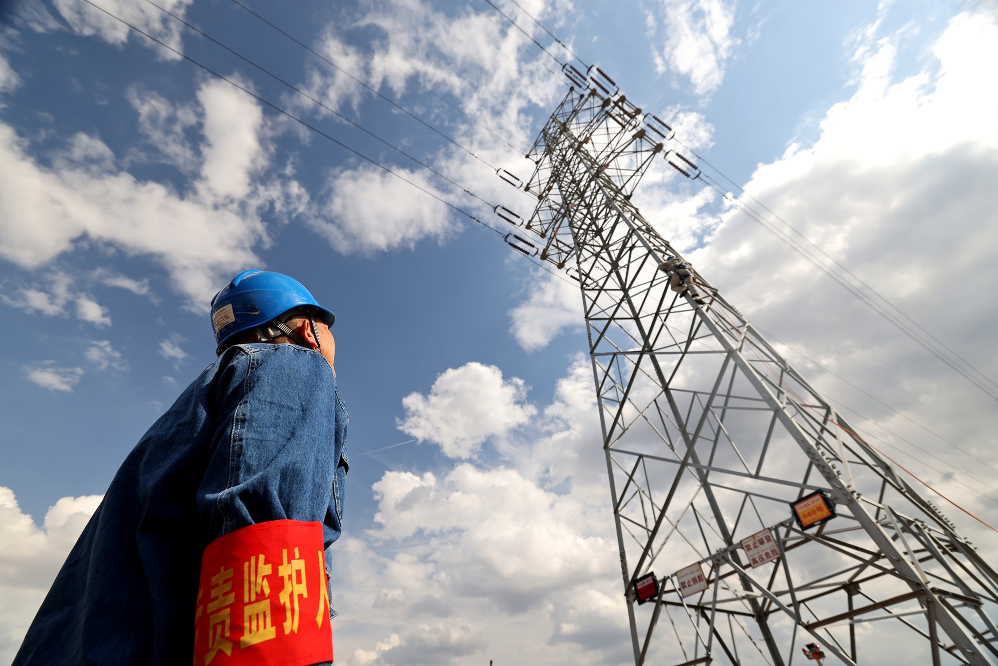 4月25日,公国网昌吉供电公司员工在昌吉市南郊110千伏昌春二线40号塔开展带电消缺,现场人员现场监护。马占财 摄 4月25日,公国网昌吉供电公司员工在昌吉市南郊110千伏昌春二线40号塔开展带电消缺,现场人员现场监护。马占财 摄