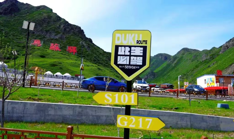 独库公路和S101天山画廊两大旅游公路交汇点建设的乌苏驿。 独库公路和S101天山画廊两大旅游公路交汇点建设的乌苏驿。