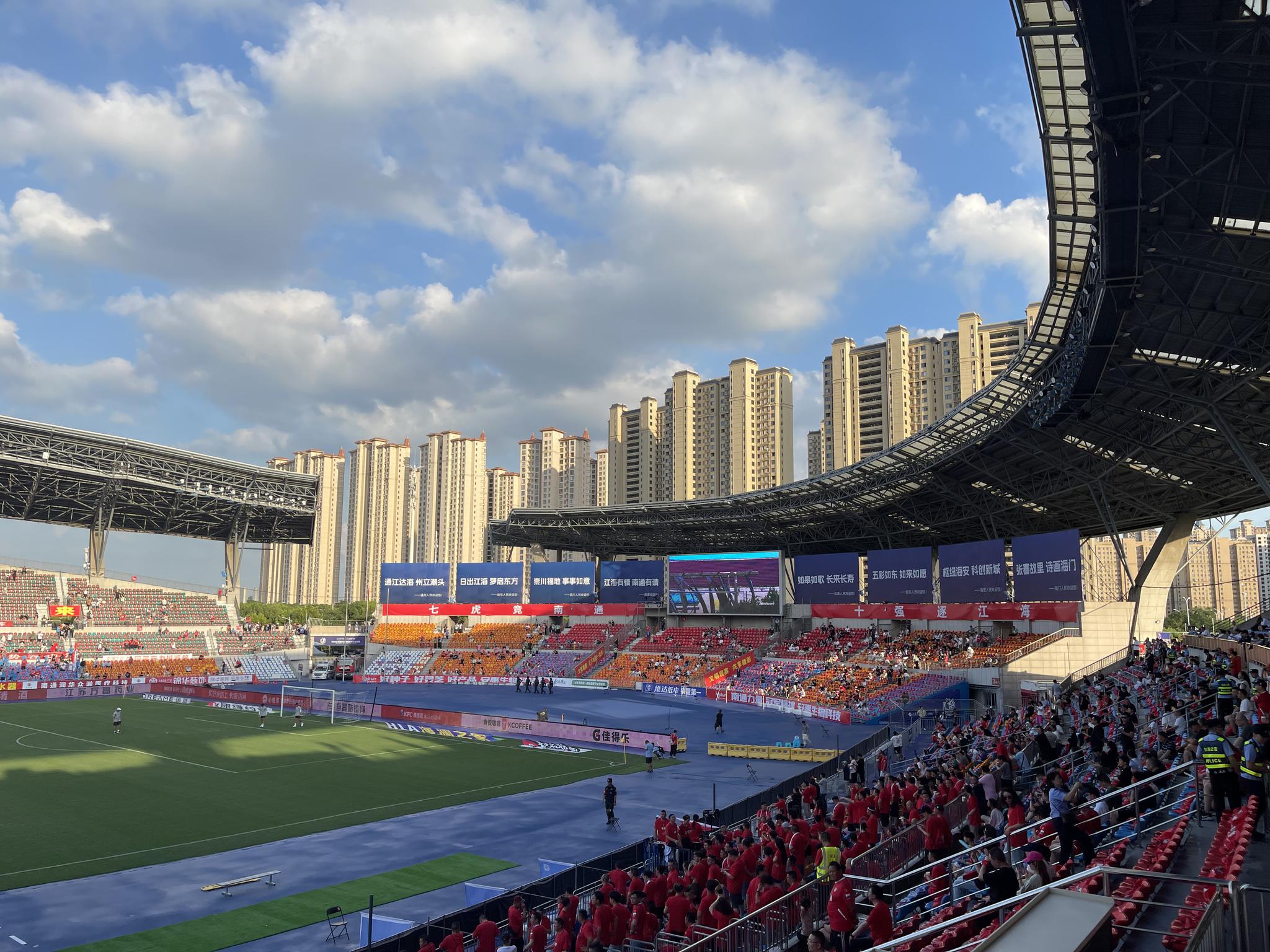 7月19日晚，“苏超”第7轮南通对阵盐城的比赛在南通足球训练中心如皋基地举行。国是直通车 段修健 摄