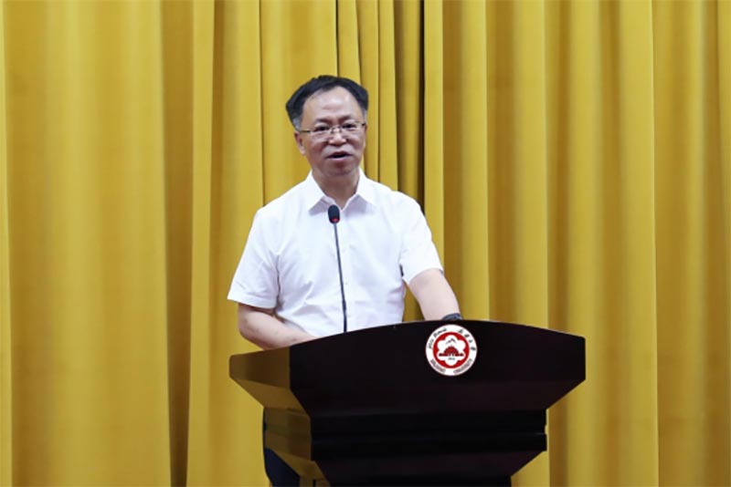 新疆大学党委副书记、校长马新宾致辞。 新疆大学党委副书记、校长马新宾致辞。