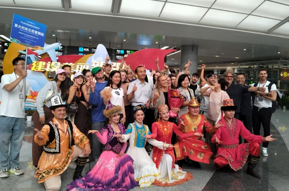 意除夜利米兰芭蕾舞团与跳舞演员开影留念 意除夜利米兰芭蕾舞团与跳舞演员开影留念