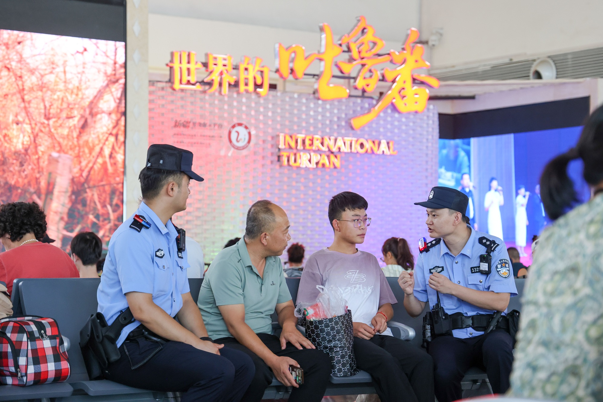 7月22日,吐鲁番北站派出所民警在候车室为旅客答疑解惑,提醒安全乘车。贾树人 摄 7月22日,吐鲁番北站派出所民警在候车室为旅客答疑解惑,提醒安全乘车。贾树人 摄