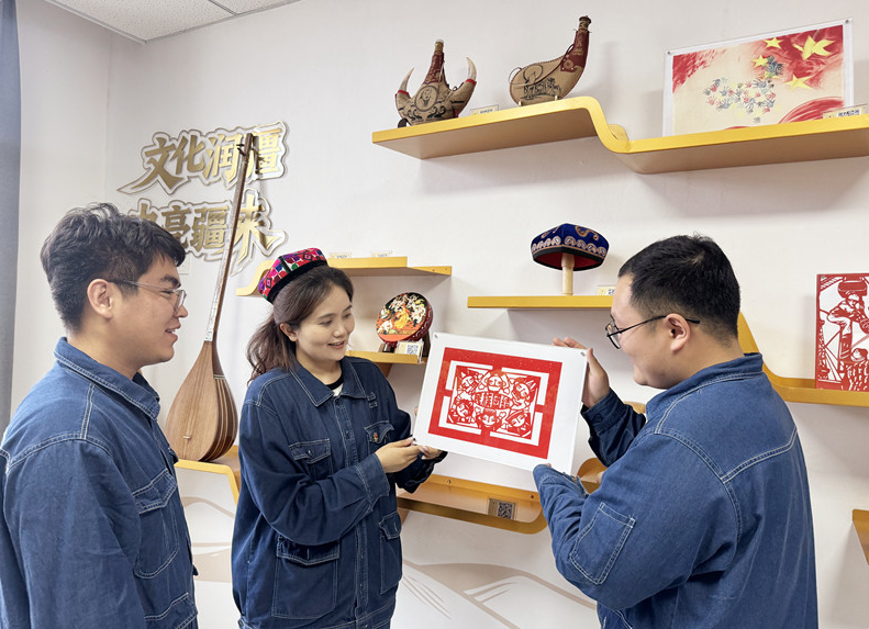 2025年5月25日,国网吐鲁番供电公司变电运维一班员工艾丽妮尕尔·艾尼娃尔在铸牢中华民族共同体意识工作室展示自己的民族团结主题剪纸作品。肖璇 摄 2025年5月25日,国网吐鲁番供电公司变电运维一班员工艾丽妮尕尔·艾尼娃尔在铸牢中华民族共同体意识工作室展示自己的民族团结主题剪纸作品。肖璇 摄