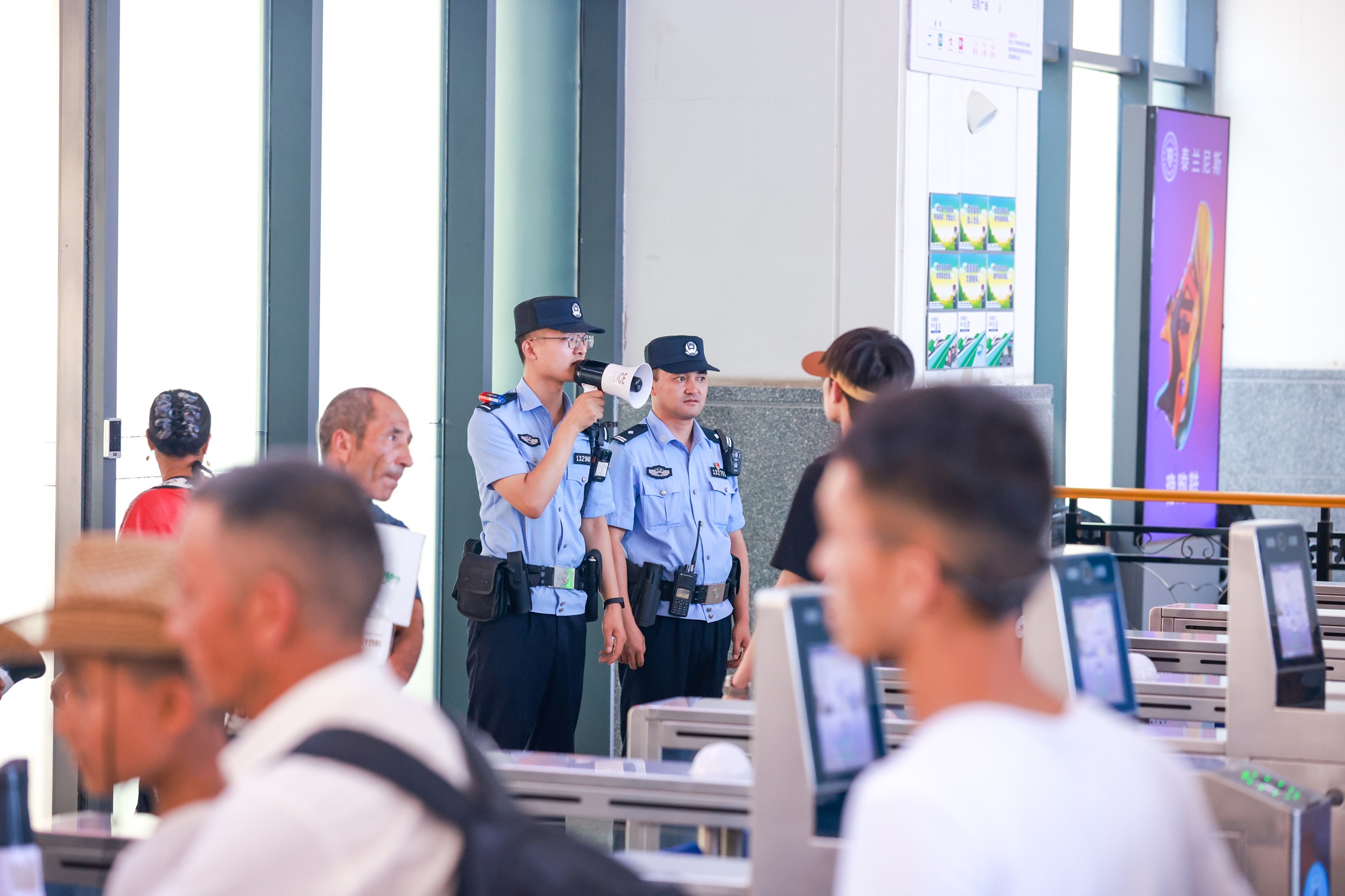7月22日,吐鲁番北站派出所民警在检票口提示旅客出行时避免遗落行李物品。贾树人 摄 7月22日,吐鲁番北站派出所民警在检票口提示旅客出行时避免遗落行李物品。贾树人 摄