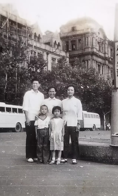 作者（后左）、母亲（后中）及姐妹合影。