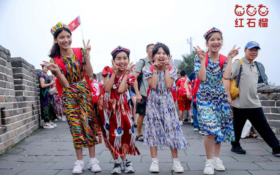 孩子们登上长城后激动不已。张桂花 摄
