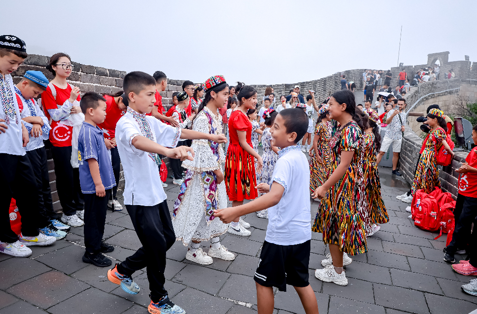 “红石榴”夏令营的孩子们在长城上跳舞。阿布都沙拉木·阿布力肯木 摄
