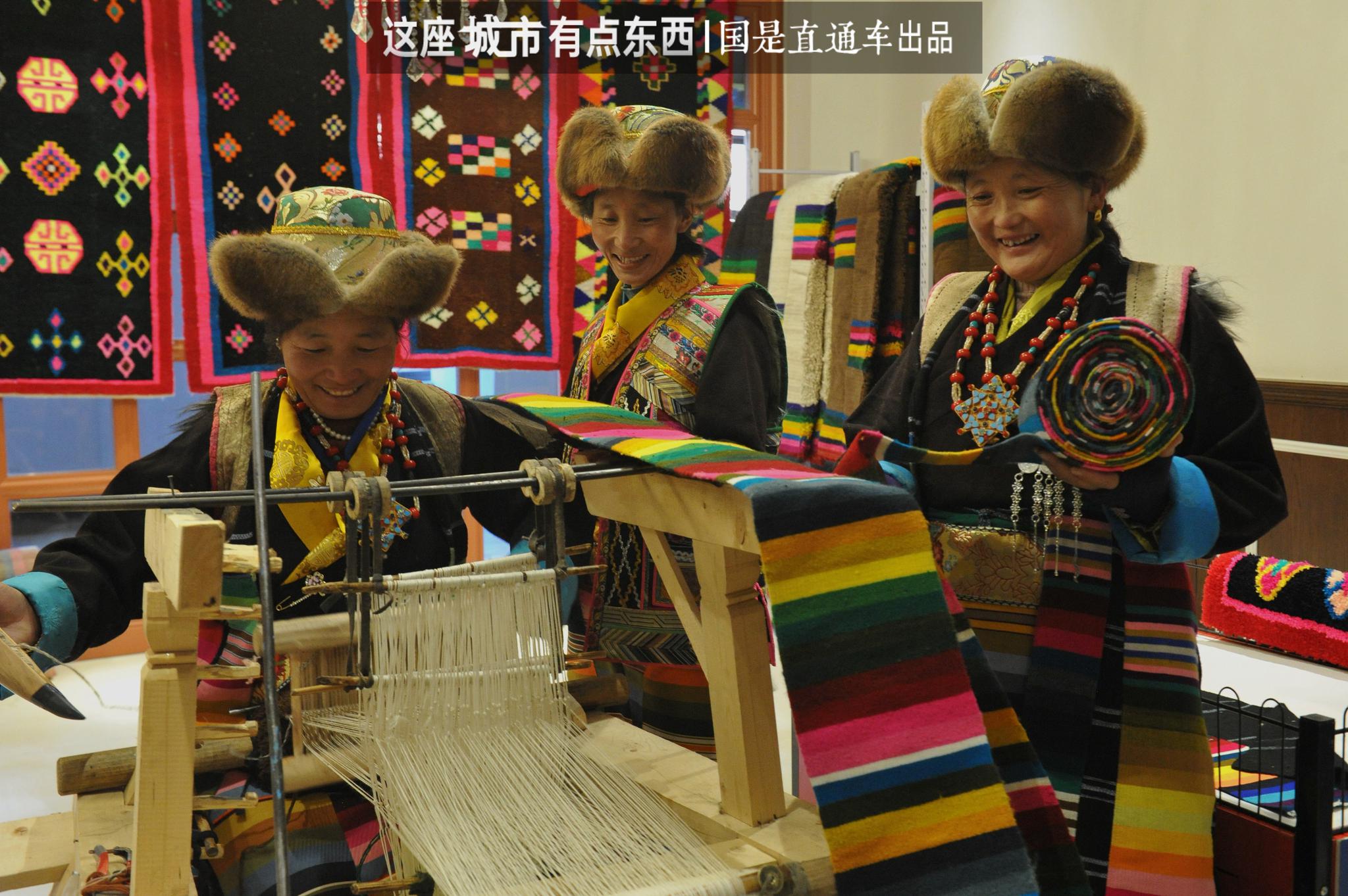 (资料图)山南市曲松县邱多江乡江塘村合作社的农牧民身着民族盛装现场展示彩色氆氇和传统藏毯技艺编织。<a target='_blank' href='/'>中新社</a>记者 赵朗 摄