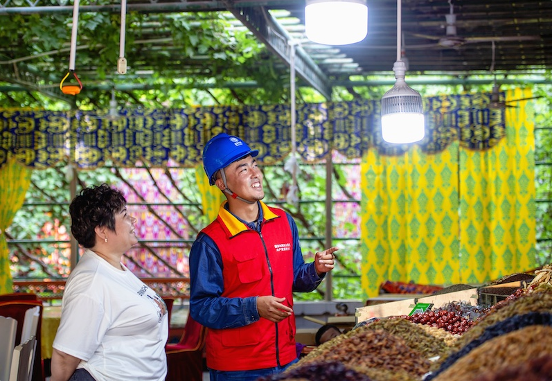 国网吐鲁番供电公司员工在葡萄沟景区内开展安全用电进商铺活动。周广科 摄 国网吐鲁番供电公司员工在葡萄沟景区内开展安全用电进商铺活动。周广科 摄