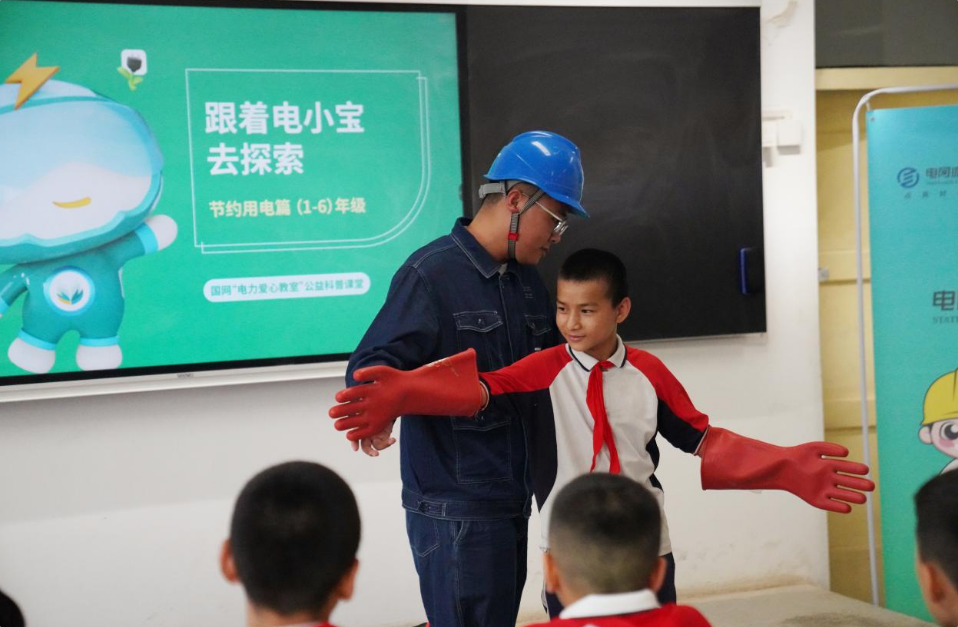 8月29日,国网和田供电公司职工于策勒县策勒乡第二中心小学“电力爱心教室”开展开学第一课,让学生们亲身体验安全工器具使用。李晓雨 摄 8月29日,国网和田供电公司职工于策勒县策勒乡第二中心小学“电力爱心教室”开展开学第一课,让学生们亲身体验安全工器具使用。李晓雨 摄