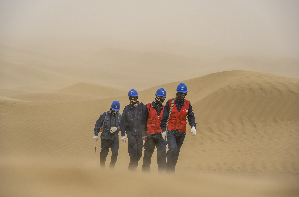 2024年7月,国网巴州供电公司员工艾合买提·托乎提和同事在塔克拉玛干沙漠中徒步巡检。王骞 摄 2024年7月,国网巴州供电公司员工艾合买提·托乎提和同事在塔克拉玛干沙漠中徒步巡检。王骞 摄