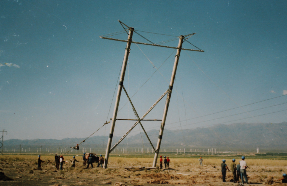1998年8月,新疆送变电公司员工正在建设220千伏红雁池—托克逊二回输电线路。送变电公司供图 1998年8月,新疆送变电公司员工正在建设220千伏红雁池—托克逊二回输电线路。送变电公司供图