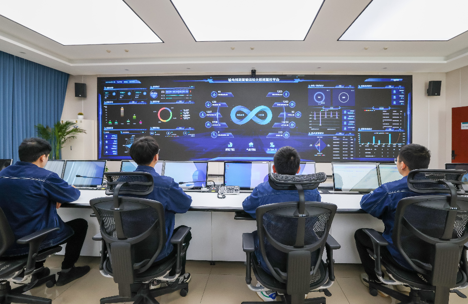 新疆送变电公司员工在生产管控中心查看并处置各项在线监测预告警信息。杨迎洲 摄 新疆送变电公司员工在生产管控中心查看并处置各项在线监测预告警信息。杨迎洲 摄