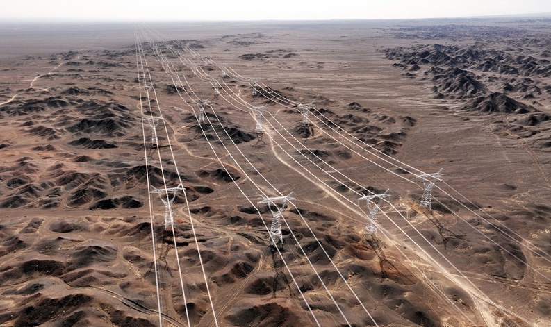 淖毛湖—巴里坤换流站750千伏输电线路工程、三塘湖北—巴里坤换流站750千伏输电线路工程航拍图。马元 摄 淖毛湖—巴里坤换流站750千伏输电线路工程、三塘湖北—巴里坤换流站750千伏输电线路工程航拍图。马元 摄