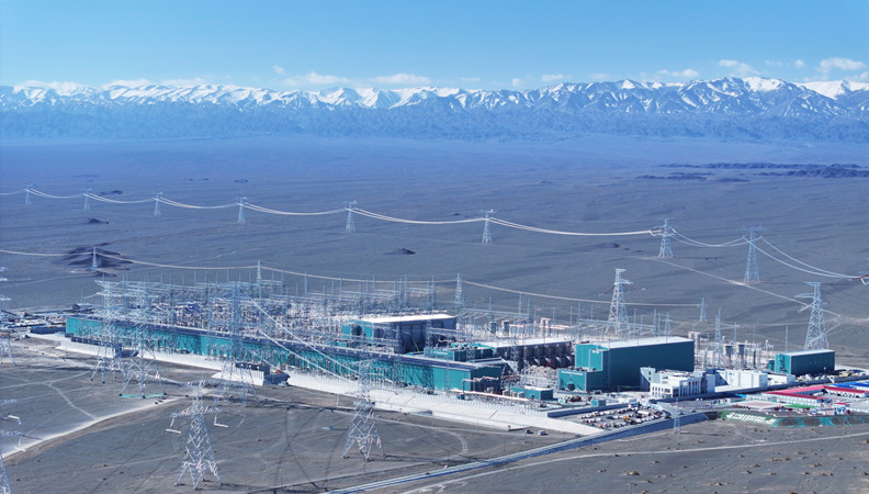 ±800千伏巴里坤换流站航拍图。冯洋 摄 ±800千伏巴里坤换流站航拍图。冯洋 摄