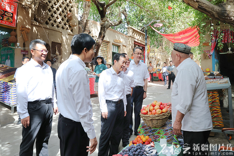 9月1日，自治区党委书记陈小江在吐鲁番市葡萄沟，了解当地文旅深度融合发展情况。石榴云/新疆日报记者 崔志坚摄
