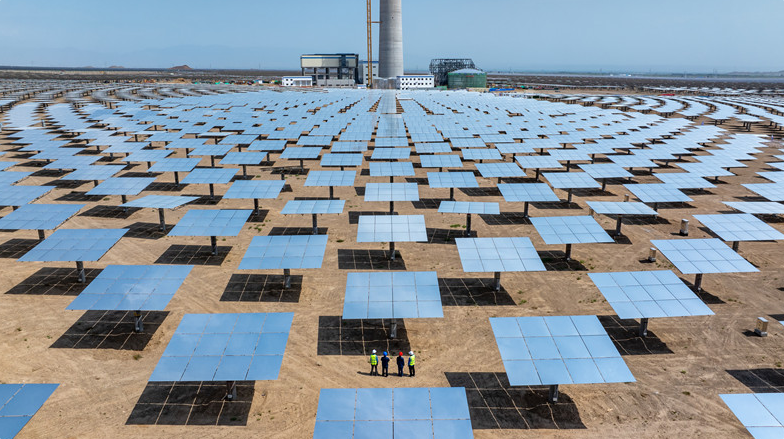6月25日,国网博尔塔拉供电公司员工走访服务“光伏+光热”发电企业。尹甜杰 摄 6月25日,国网博尔塔拉供电公司员工走访服务“光伏+光热”发电企业。尹甜杰 摄