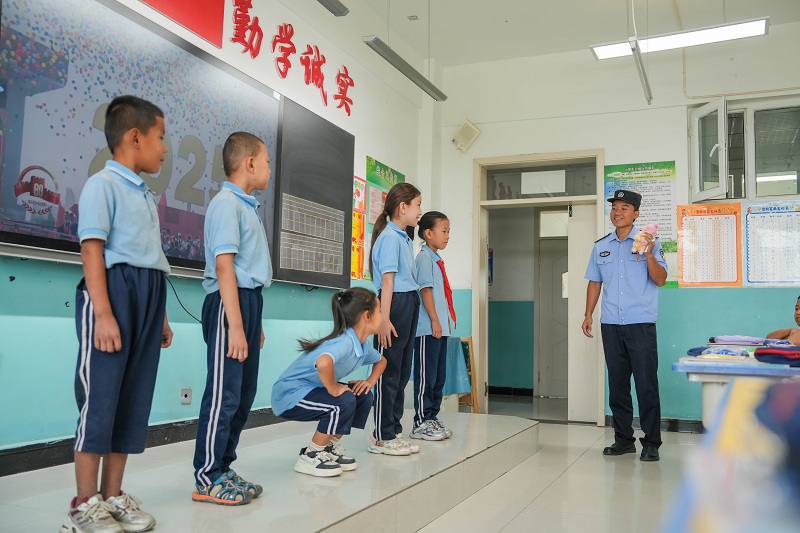 9月3日,哈密公安处民警与花园乡第一小学学生开展趣味游戏,寓教于乐普及法律常识。 9月3日,哈密公安处民警与花园乡第一小学学生开展趣味游戏,寓教于乐普及法律常识。