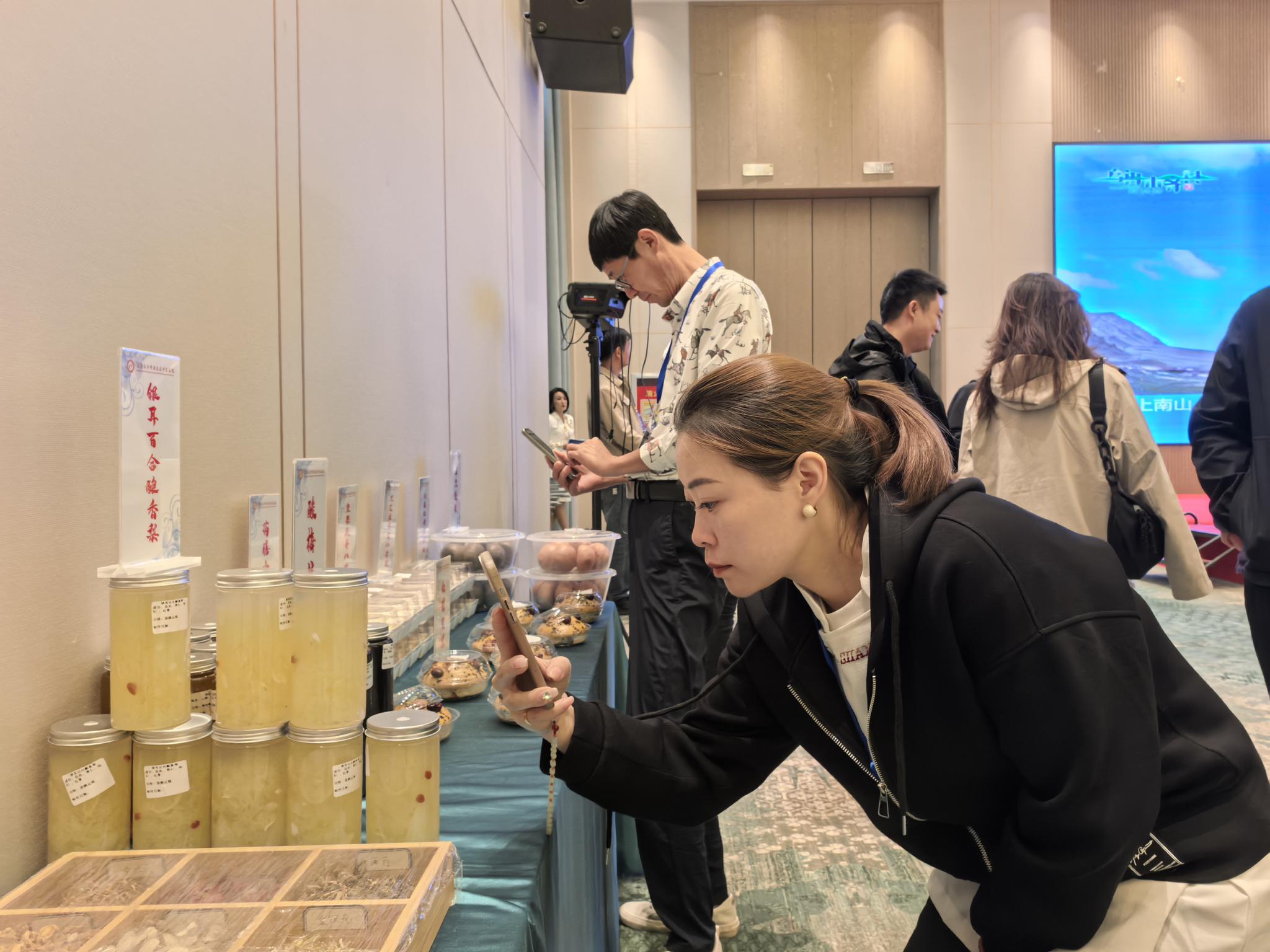 会场周围摆放药膳，引起参赛选手强烈兴趣。天山网-新疆日报记者 于江艳摄