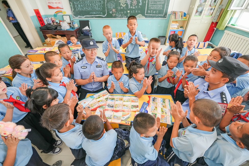 9月3日,哈密公安处民警与花园乡第一小学学生互动交流,普及法律常识,并回答学生提问。 9月3日,哈密公安处民警与花园乡第一小学学生互动交流,普及法律常识,并回答学生提问。