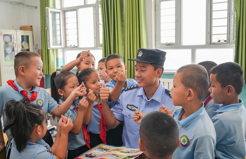 9月3日,哈密公安处民警与花园乡第一小学学生互动交流,普及法律常识,获得学生点赞。 9月3日,哈密公安处民警与花园乡第一小学学生互动交流,普及法律常识,获得学生点赞。