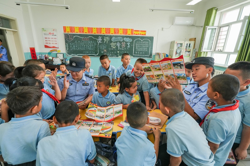 9月3日,哈密公安处民警与花园乡第一小学学生互动交流,普及法律常识,并回答学生提问。 9月3日,哈密公安处民警与花园乡第一小学学生互动交流,普及法律常识,并回答学生提问。