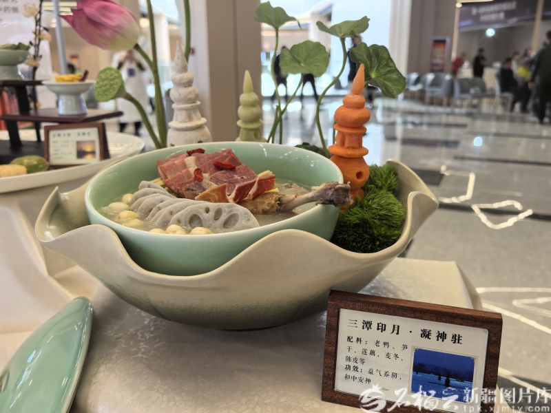 浙江省中西医结合医院（杭州市红十字会医院）制作的三潭印月·凝神驻药膳。石榴云/新疆日报记者于江艳摄