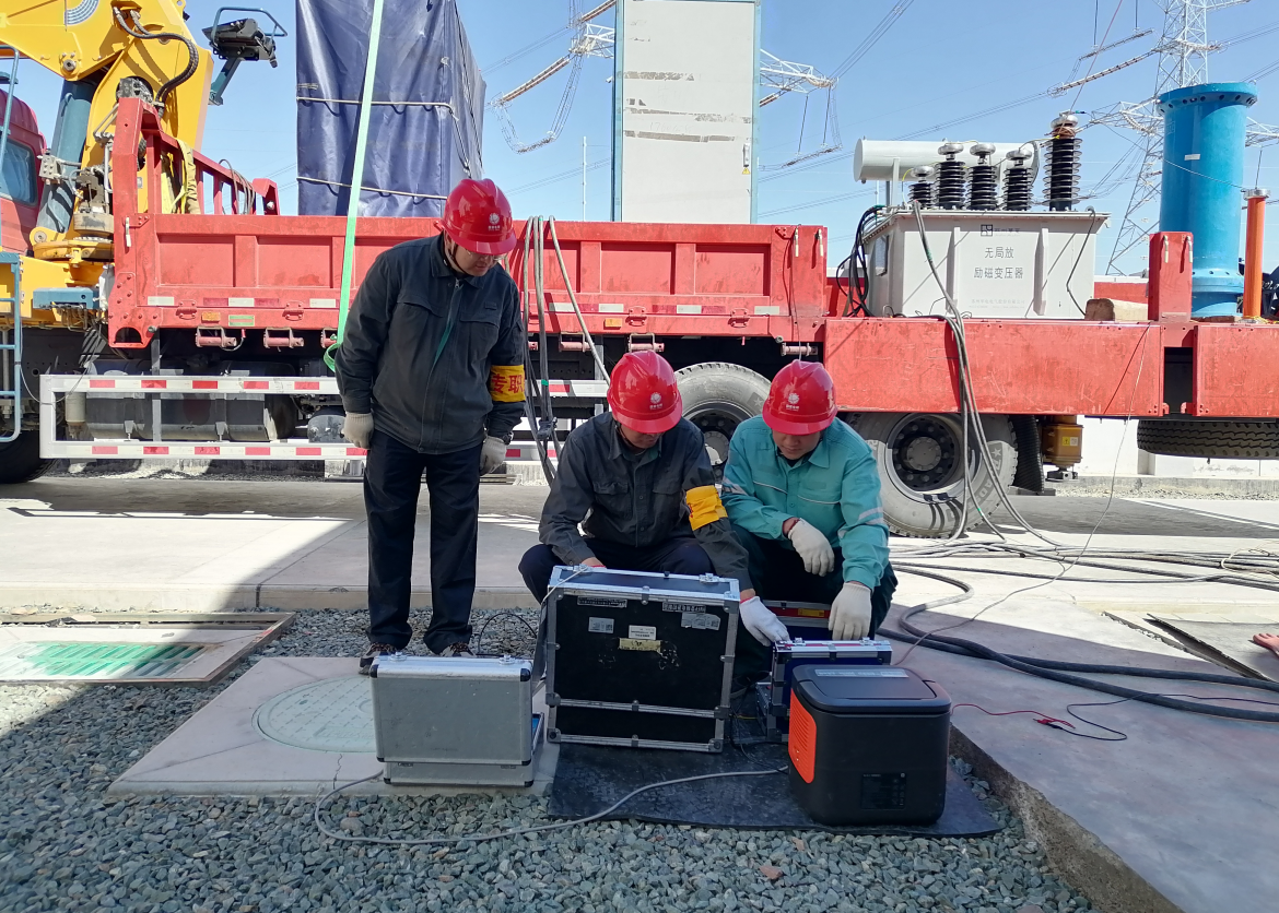 9月7日,公司技术人员在750千伏塔城变电站开展全国首次750千伏高压电抗器带线路局部放电试验。李宛儒 摄 9月7日,公司技术人员在750千伏塔城变电站开展全国首次750千伏高压电抗器带线路局部放电试验。李宛儒 摄