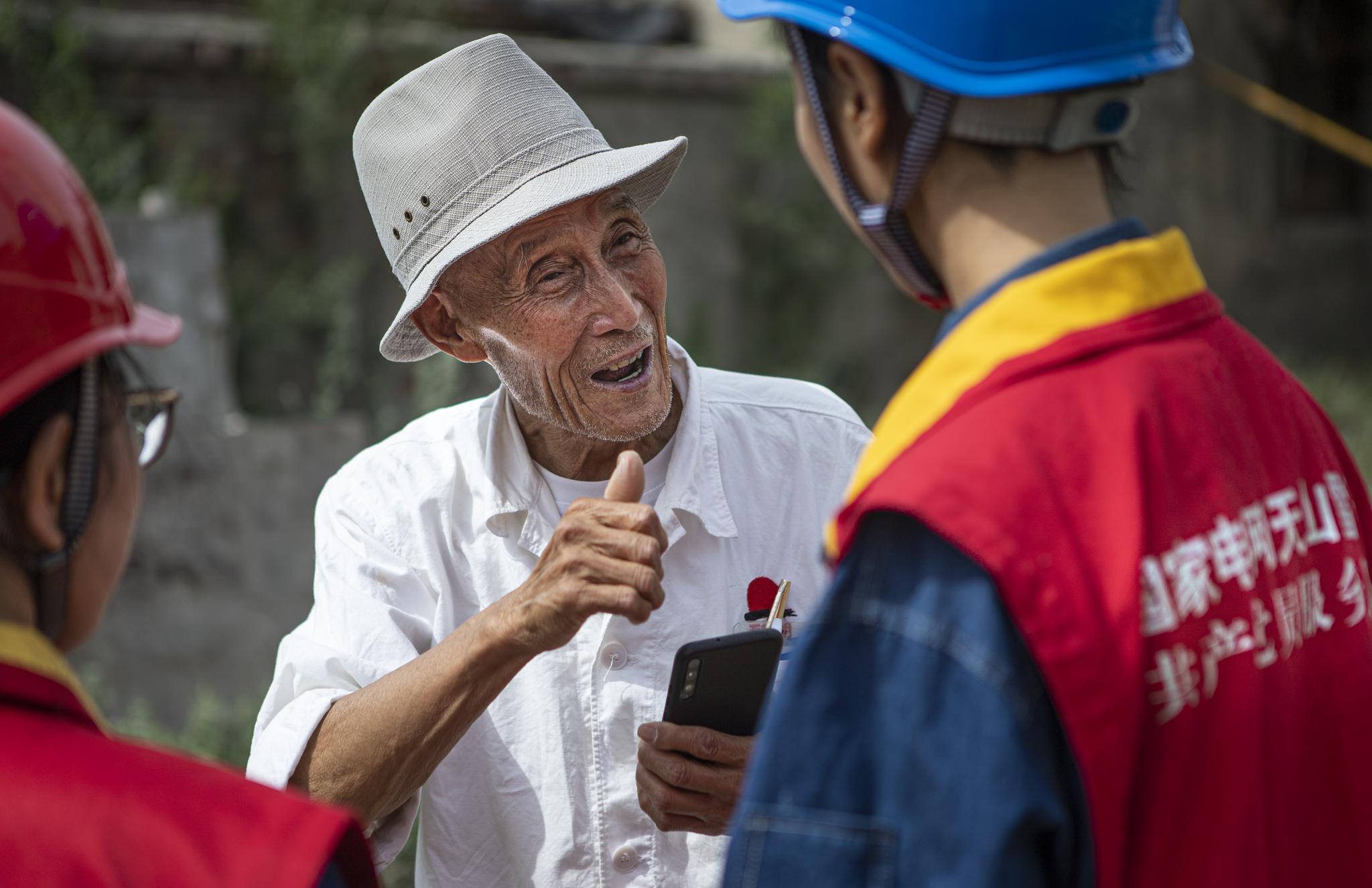 老人点赞国网乌鲁木齐供电公司为民服务工作。王晋魁 摄 老人点赞国网乌鲁木齐供电公司为民服务工作。王晋魁 摄