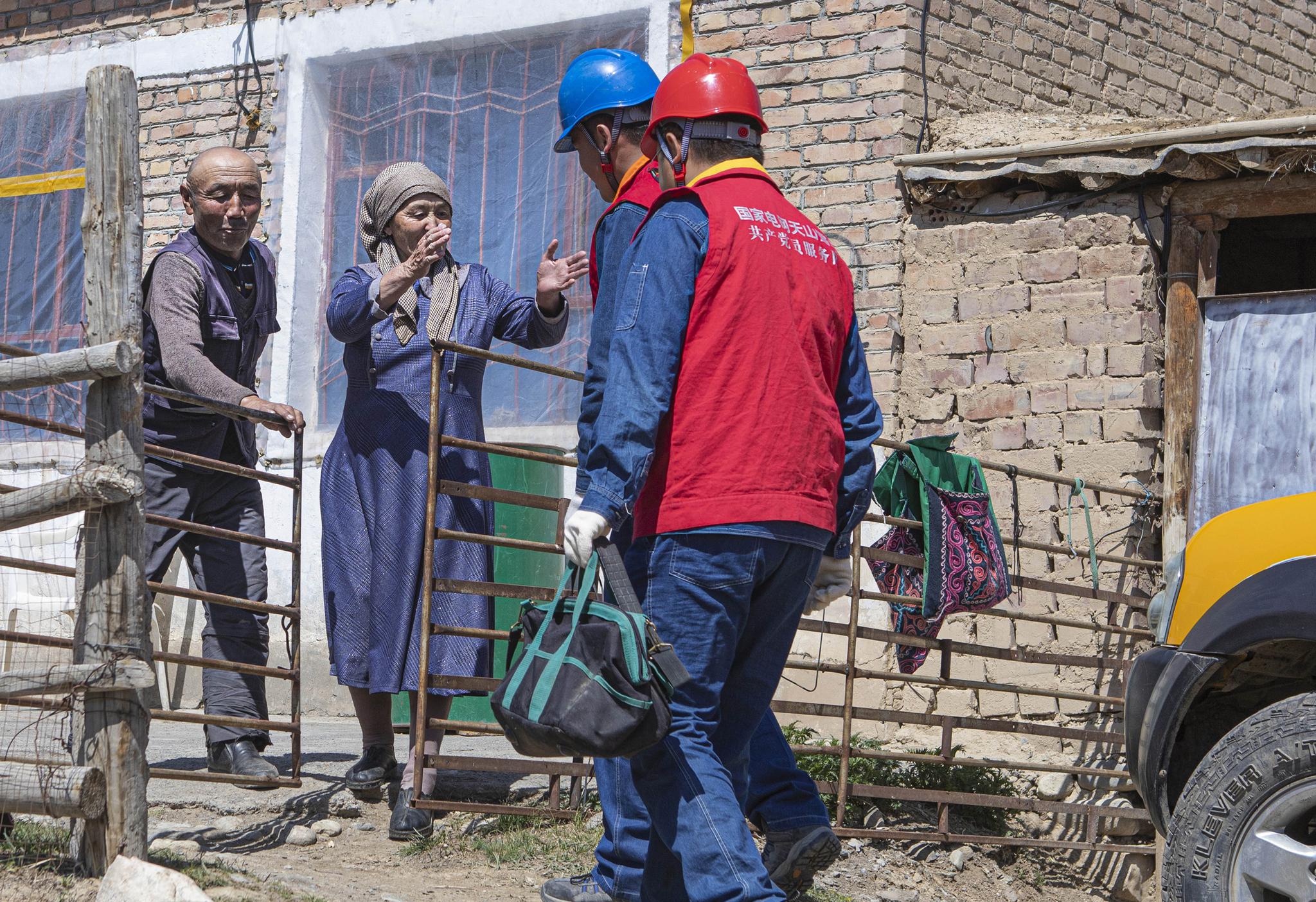 国网乌鲁木齐供电公司工作人员检查牧民家中用电安全。王晋魁 摄 国网乌鲁木齐供电公司工作人员检查牧民家中用电安全。王晋魁 摄