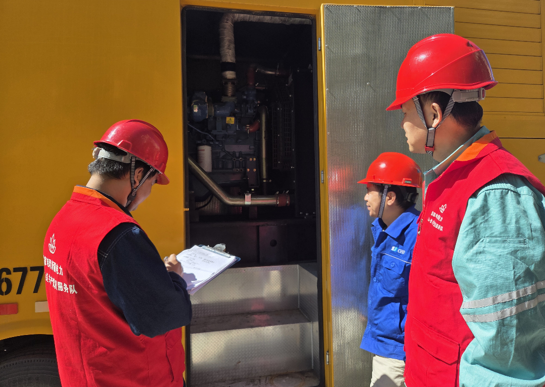 国网新疆电力员工对昌吉市华电小区换热站应急发电车进行安全用电检查。张劲松 摄 国网新疆电力员工对昌吉市华电小区换热站应急发电车进行安全用电检查。张劲松 摄