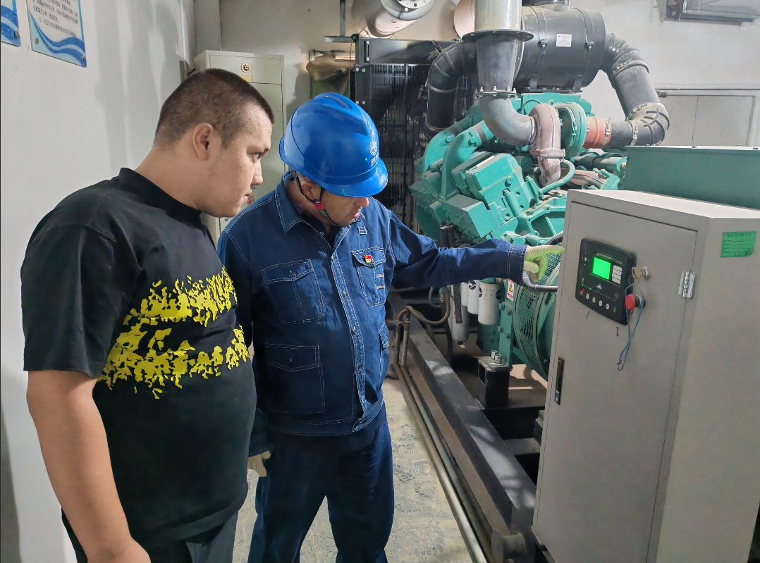 国网阿图什市供电公司工作人员在国泰热力有限责任公司开展供暖前用电安全检查。姜子翔 摄 国网阿图什市供电公司工作人员在国泰热力有限责任公司开展供暖前用电安全检查。姜子翔 摄