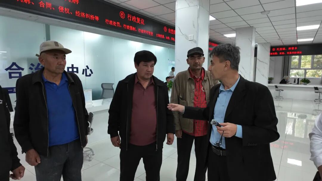 调解员与群众深入沟通。