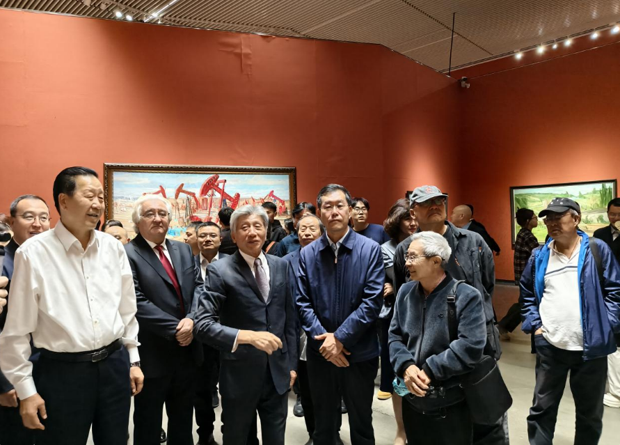 众人在新疆美术馆参观展览。 陈慧 摄