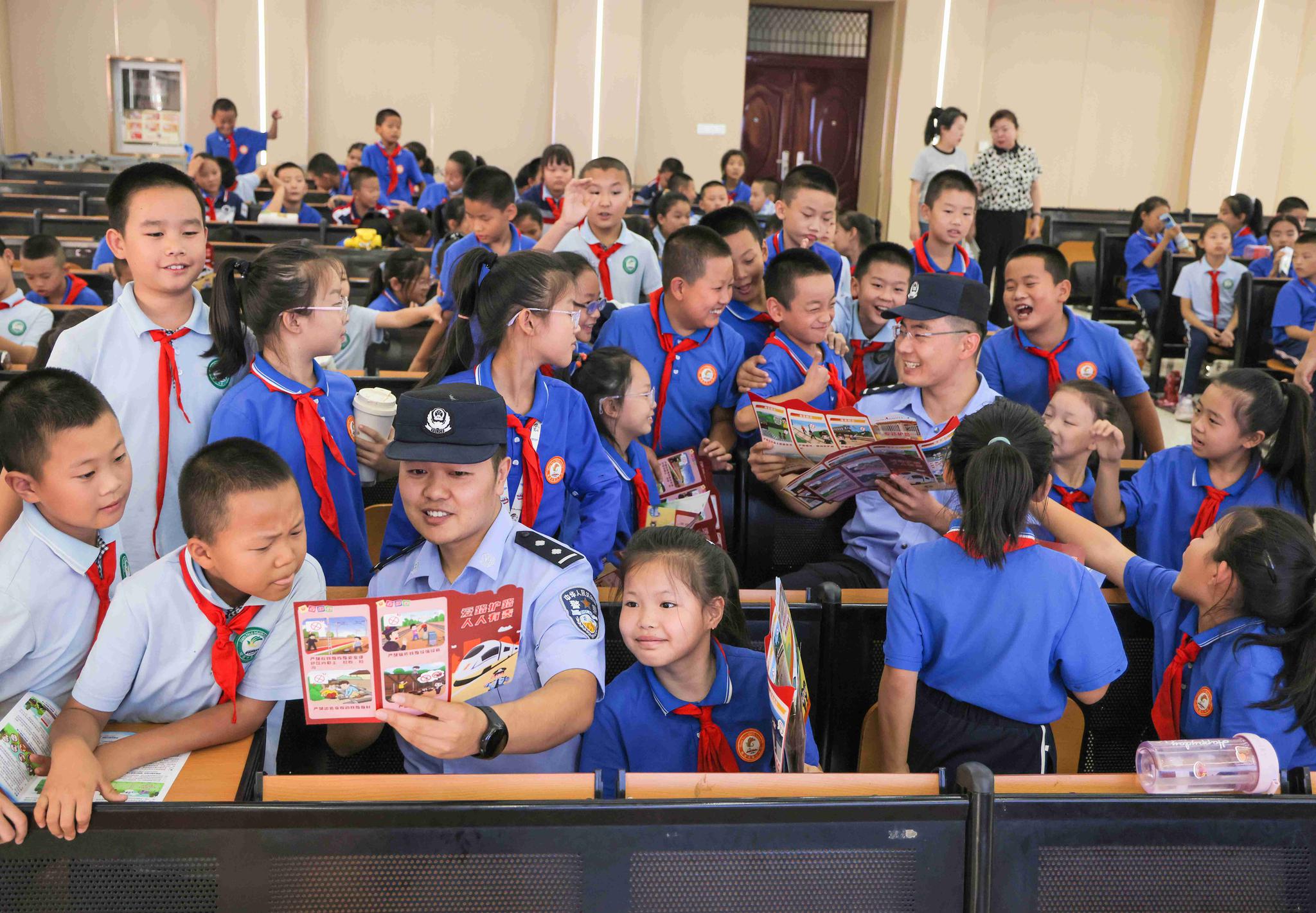 民警与学生互动答题。 民警与学生互动答题。