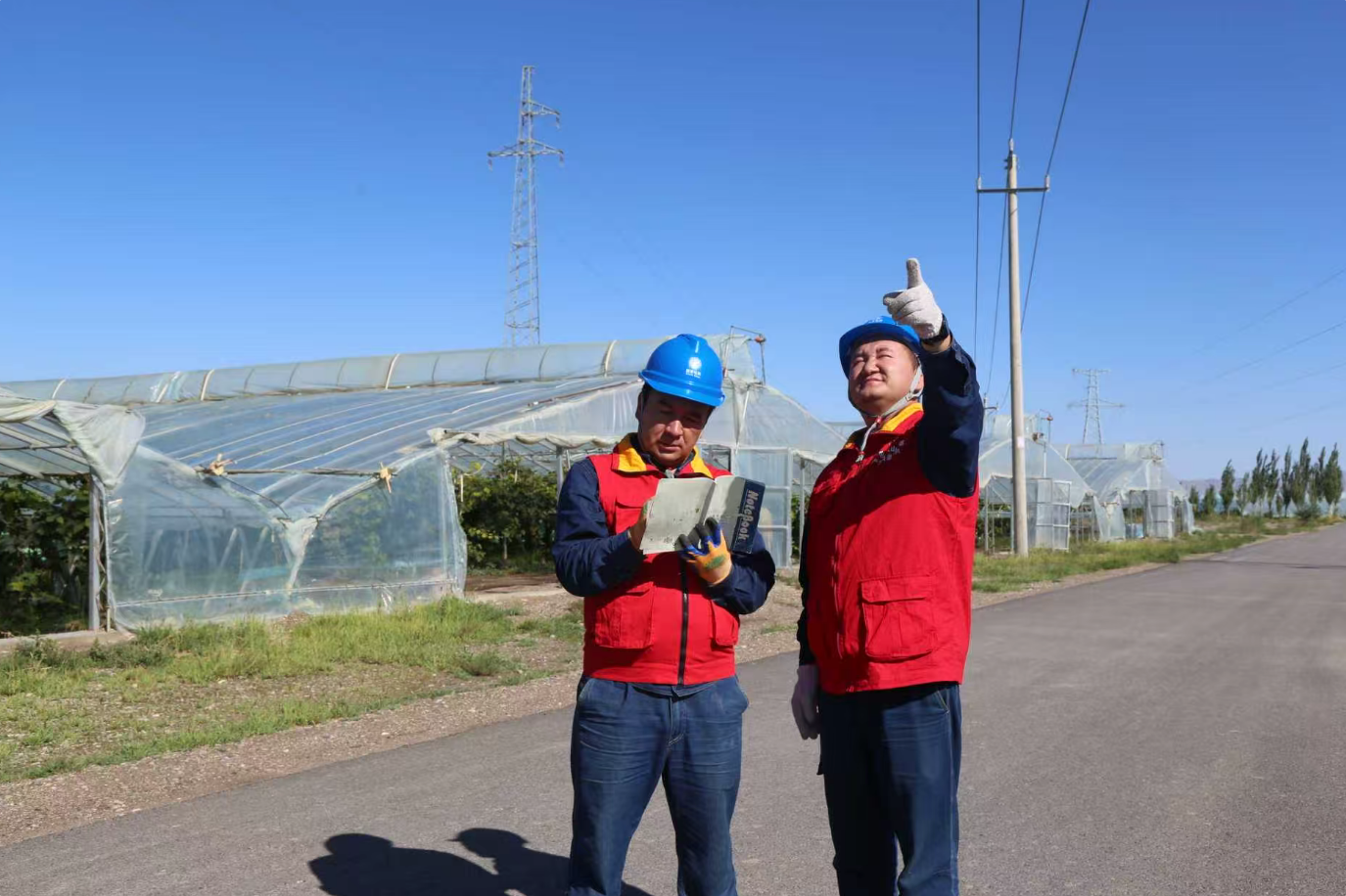 供电员工在新疆振兴园牧业大棚葡萄基地对供电线路进行特殊巡视。王红霞 摄 供电员工在新疆振兴园牧业大棚葡萄基地对供电线路进行特殊巡视。王红霞 摄