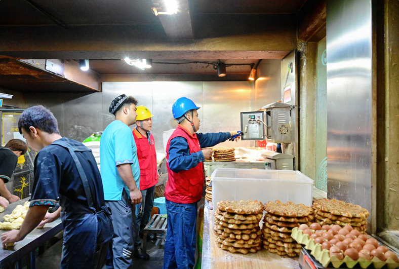 国网新疆电力工作人员在新疆国际大巴扎开展用电安全检查。周嘉言 摄 国网新疆电力工作人员在新疆国际大巴扎开展用电安全检查。周嘉言 摄