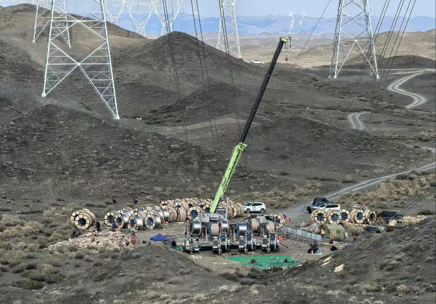 10月4日,塔额750千伏线路工程正在开展导线架设作业。赵明 摄 10月4日,塔额750千伏线路工程正在开展导线架设作业。赵明 摄