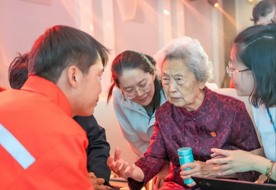 2025年9月19日,在第三届感动石油人物颁奖典礼后台,两代“90后”石油人——年近90岁的吴淑华(右2)与90后钻井人杨志强(左)同框交流。 2025年9月19日,在第三届感动石油人物颁奖典礼后台,两代“90后”石油人——年近90岁的吴淑华(右2)与90后钻井人杨志强(左)同框交流。