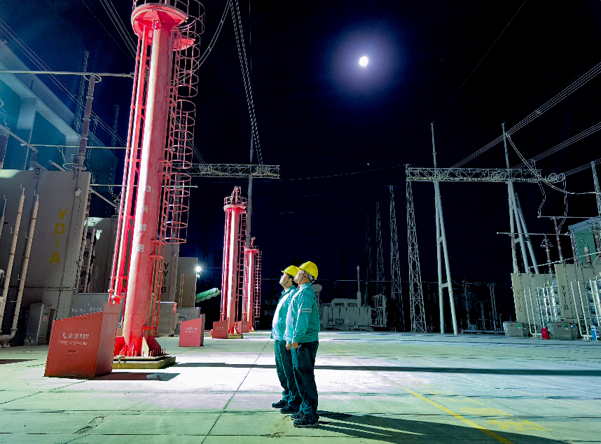 10月6日,国网新疆超高压分公司员工在±800千伏天山换流站开展特巡工作。李进 摄 10月6日,国网新疆超高压分公司员工在±800千伏天山换流站开展特巡工作。李进 摄