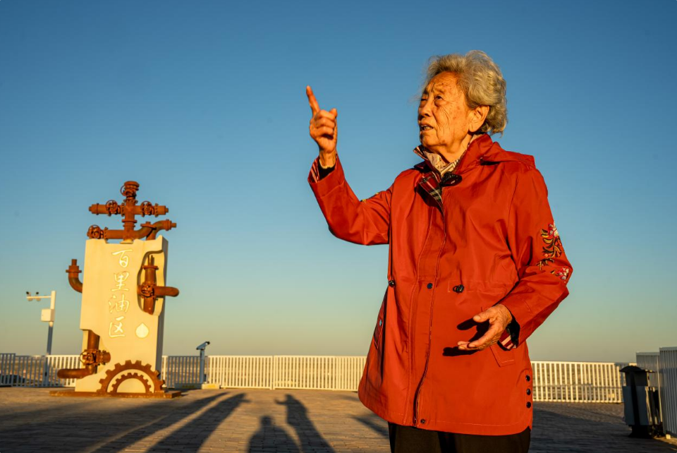 2025年9月29日,吴淑华来到新疆油田百里油区,感受新中国开发建设的第一个大油田——克拉玛依油田向着5000万吨现代化综合性能源公司迈进的新貌。 2025年9月29日,吴淑华来到新疆油田百里油区,感受新中国开发建设的第一个大油田——克拉玛依油田向着5000万吨现代化综合性能源公司迈进的新貌。