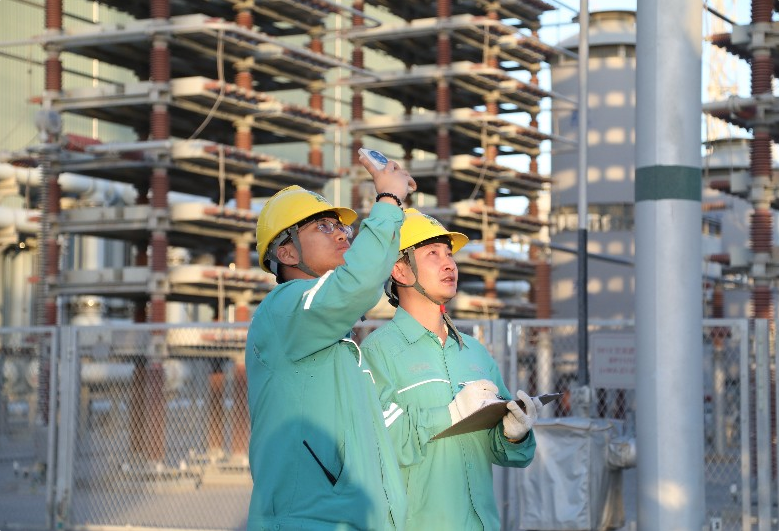 国网新疆超高压分公司员工在天山换流站开展巡视工作。李帅 摄 国网新疆超高压分公司员工在天山换流站开展巡视工作。李帅 摄