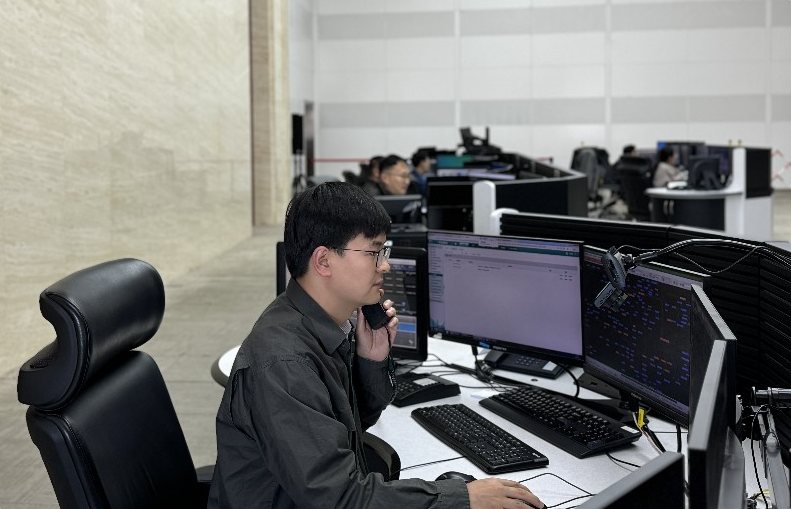 国网新疆电力有限公司电力调度控制中心调度员全天候守护电网安全。关启 摄 国网新疆电力有限公司电力调度控制中心调度员全天候守护电网安全。关启 摄